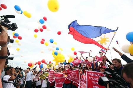 Một nhóm người Philippines tuần hành ngay trước thời điểm PCA công bố phán quyết.